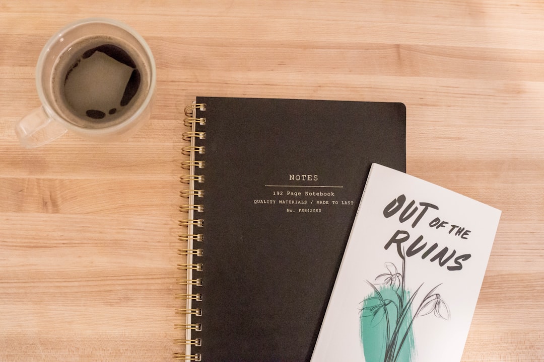 Caderno e café em uma mesa, o tipo de cenário que a maioria das sessões de batching realmente tem