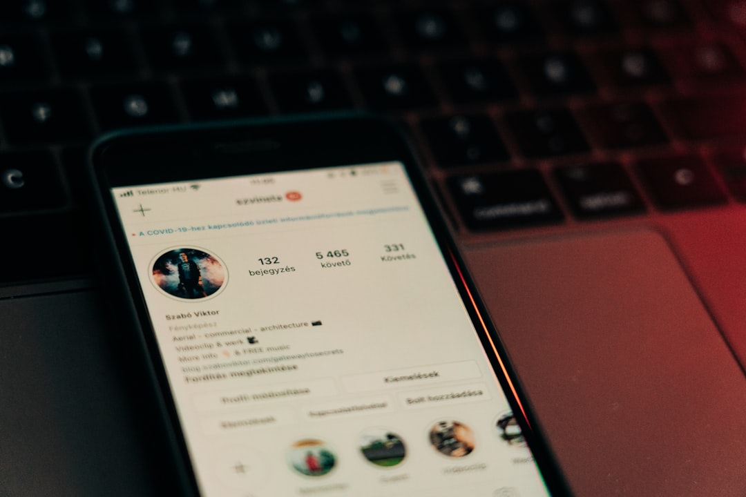 Um celular em cima de um laptop, o instante entre escrever o post e agendar