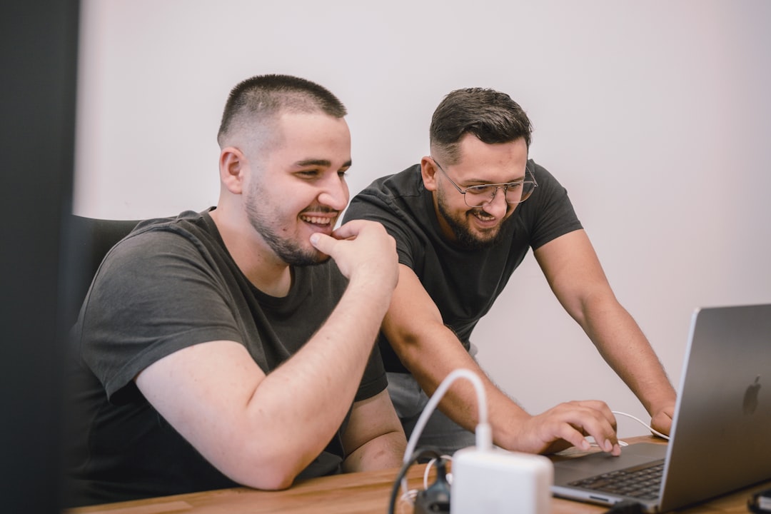 Um time pequeno de agência revisando um calendário de conteúdo, a camada operacional que self-host adiciona ao time