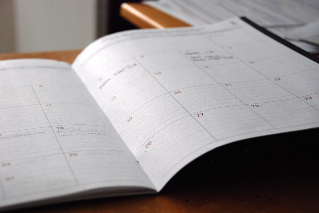 Um planner de calendário semanal aberto sobre uma mesa