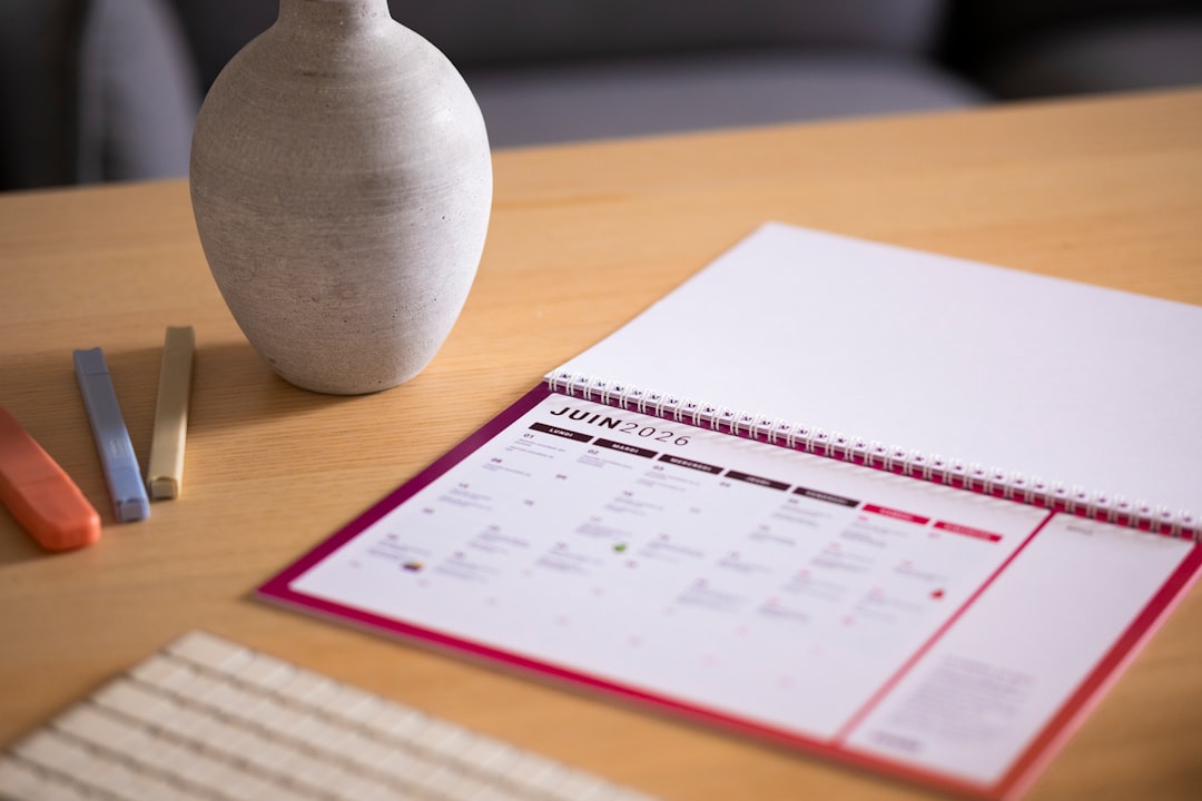 Um calendário sobre uma mesa de madeira